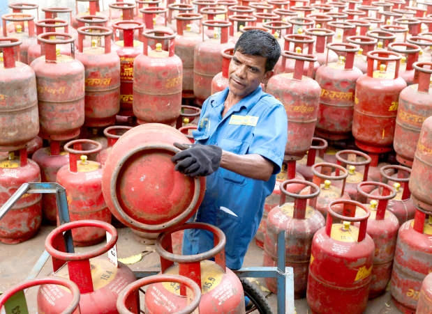 India tells consumers not to panic over gas shortages